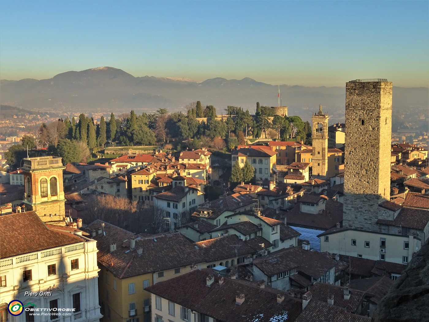 41 Dalla Torre Civica la Torre del Gombito e la Rocca.JPG